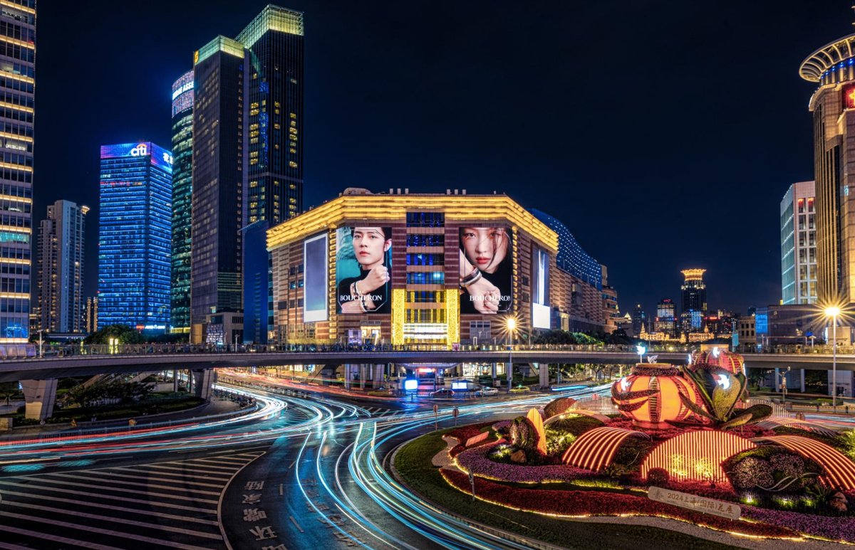 Shanghai Lujiazui Pearl Twin Screens Digital Billboard