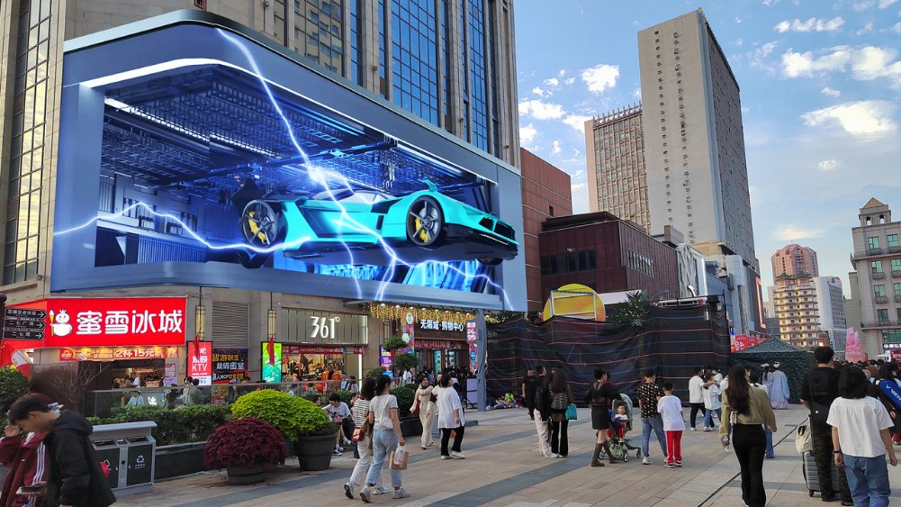 Zhengzhou Erqi Dehua Pedestrian Street Naked-eye 3D Digital Billboard