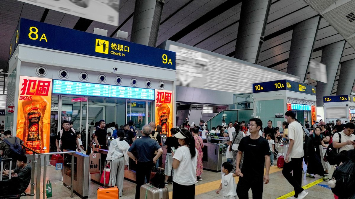Beijing South Railway Station Advertising Departure Waiting Hall Ticket Gate Digital Signage Package