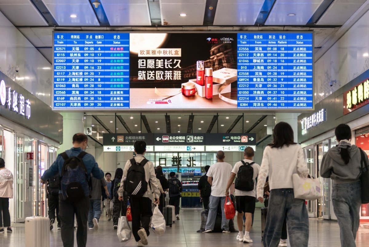 Beijing South Railway Station Advertising Arrival Corridor Digital Billboard Package
